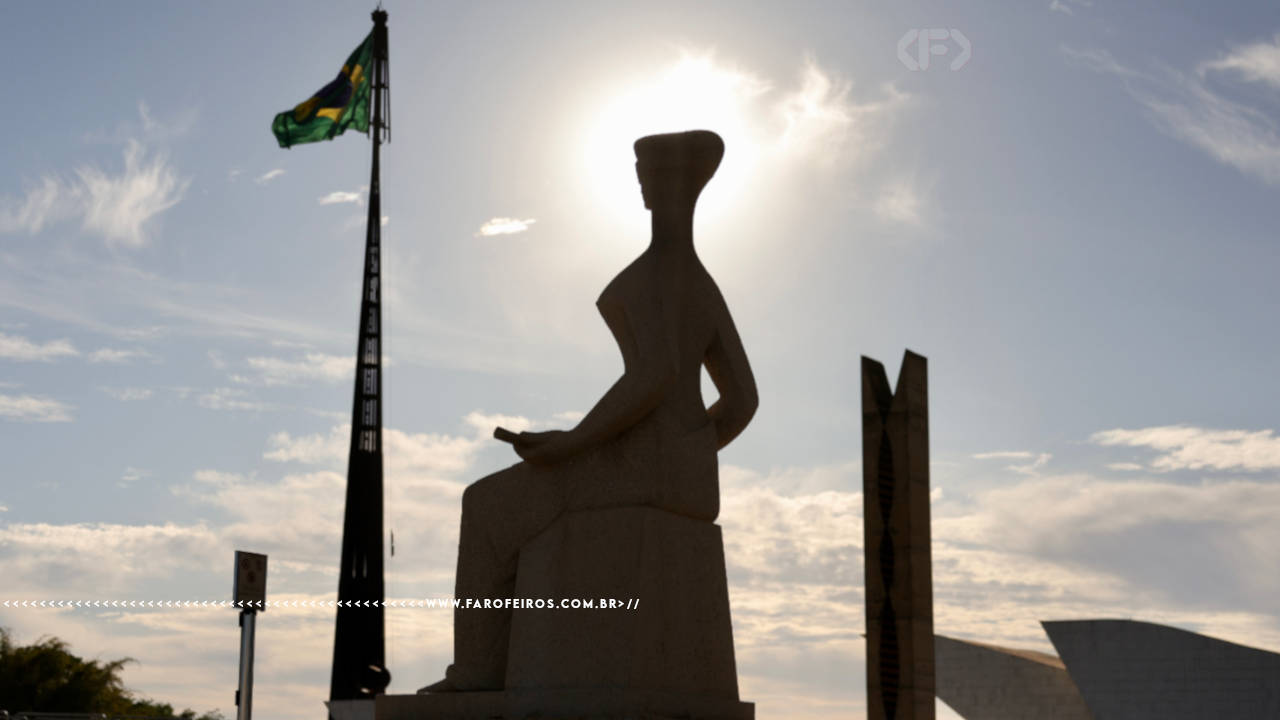 Estátua da Justiça à frente do prédio do STF - Brasília (DF) 02-09-2025 - Recorte de Foto de Fabio Rodrigues-Pozzebom - Agência Brasil - blog FAROFEIROS