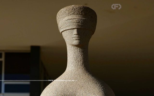 Estátua da Justiça à frente do prédio do STF - Brasília (DF) 02-09-2025 - Recorte de Foto de Fabio Rodrigues-Pozzebom - Agência Brasil - blog FAROFEIROS