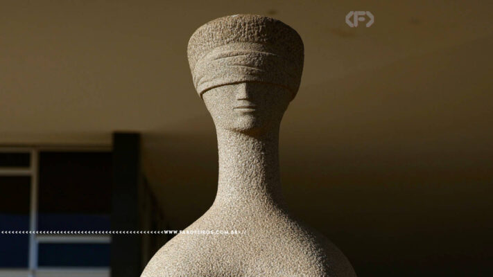 Estátua da Justiça à frente do prédio do STF - Brasília (DF) 02-09-2025 - Recorte de Foto de Fabio Rodrigues-Pozzebom - Agência Brasil - blog FAROFEIROS