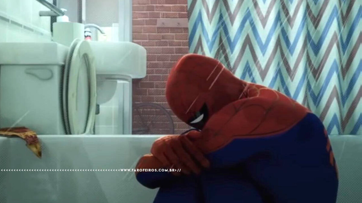 Homem Aranha Peter Parker agachado segurando os joelhos aparentemente chorando no chuveiro dentro de uma banheira - blog FAROFEIROS