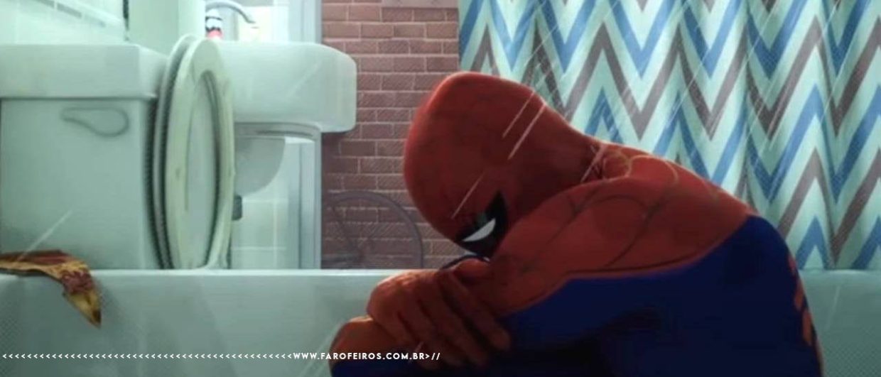 Homem Aranha Peter Parker agachado segurando os joelhos aparentemente chorando no chuveiro dentro de uma banheira - blog FAROFEIROS