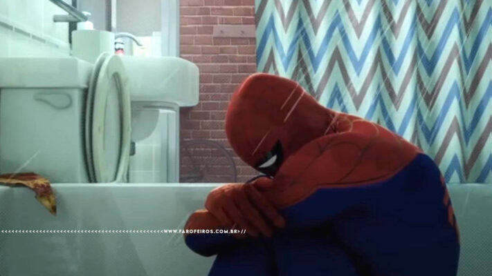 Homem Aranha Peter Parker agachado segurando os joelhos aparentemente chorando no chuveiro dentro de uma banheira - blog FAROFEIROS