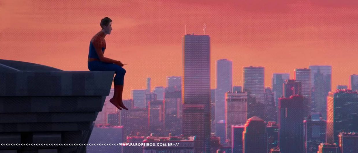 Homem Aranha Peter Parker olha a cidade de uniforme mas sem máscara sentado na beirada de um prédio - blog FAROFEIROS
