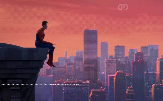 Homem Aranha Peter Parker olha a cidade de uniforme mas sem máscara sentado na beirada de um prédio - blog FAROFEIROS