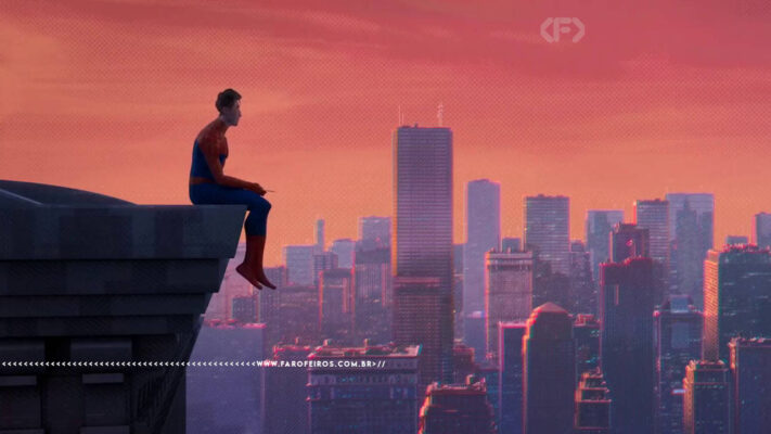 Homem Aranha Peter Parker olha a cidade de uniforme mas sem máscara sentado na beirada de um prédio - blog FAROFEIROS