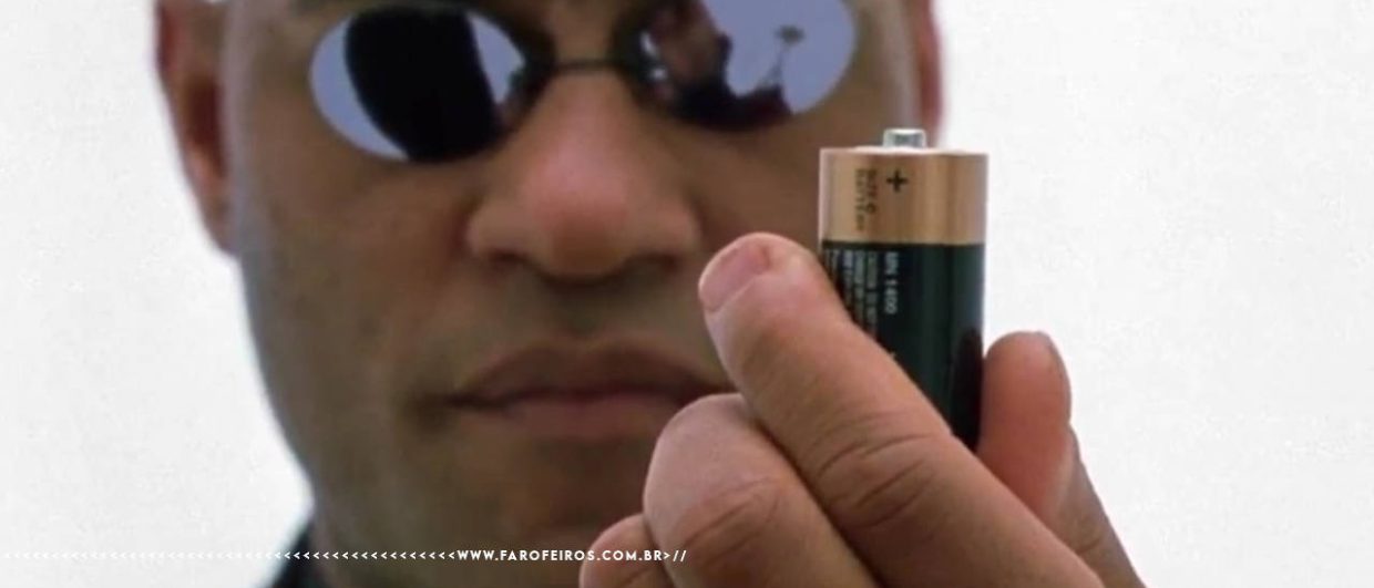 Morpheus de Matrix com uma pilha na mão - FAROFEIROS.COM.BR