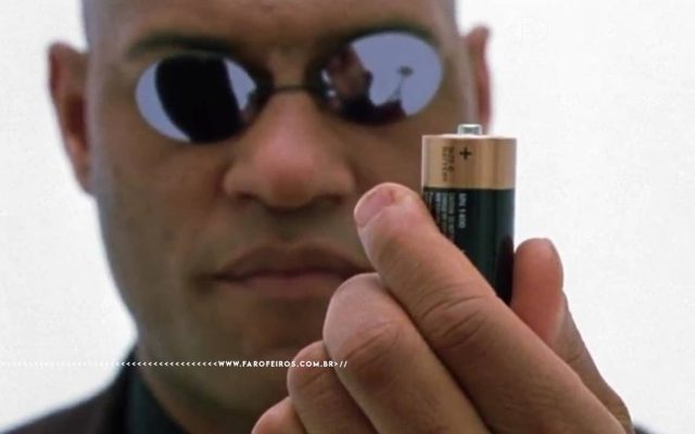 Morpheus de Matrix com uma pilha na mão - FAROFEIROS.COM.BR