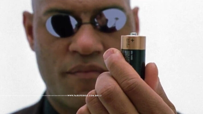 Morpheus de Matrix com uma pilha na mão - FAROFEIROS.COM.BR