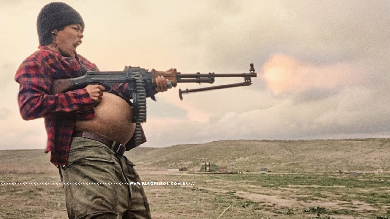 Perfídia (Teyana Taylor) grávida e tirando com uma AK 47 no deserto.