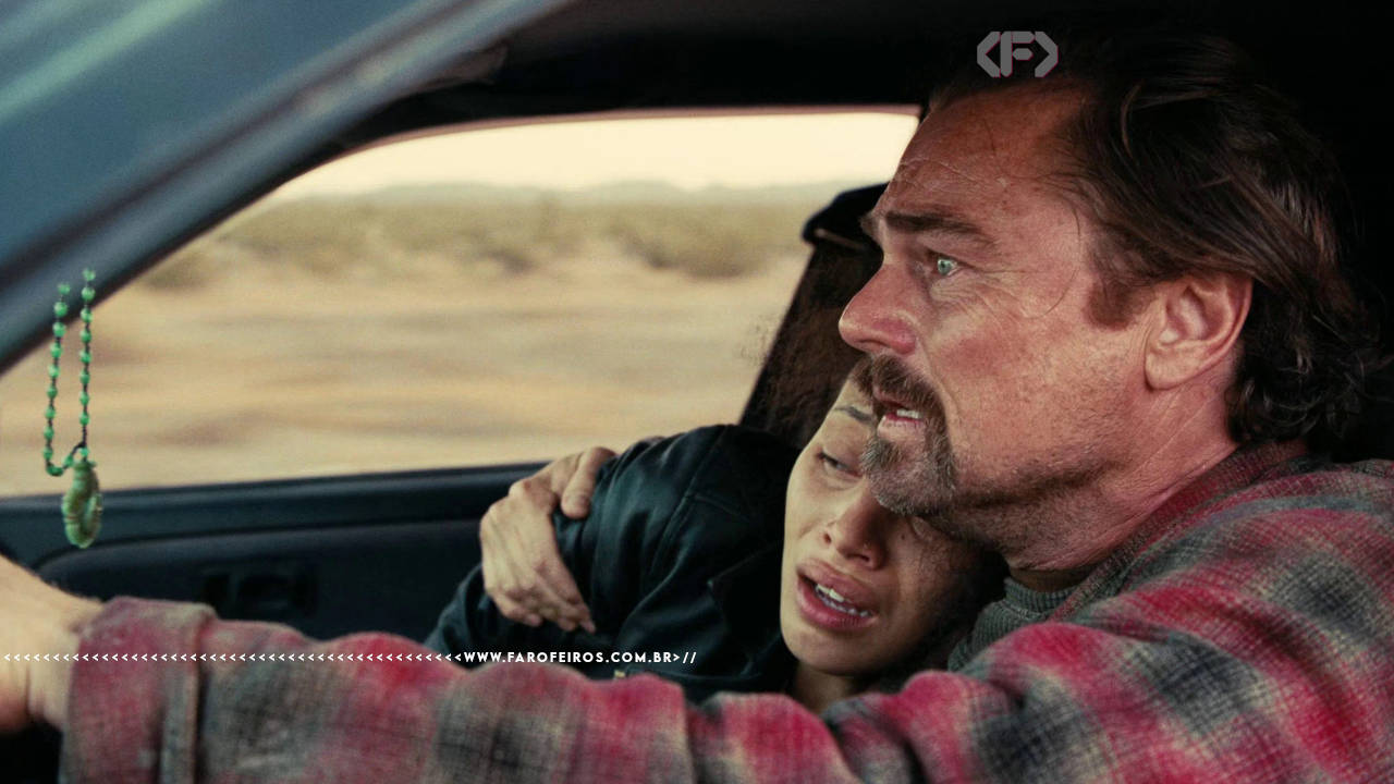 Willa (Chase Infiniti) e Bob (Leo DiCaprio) dentro do carro, abraçados e chorando.