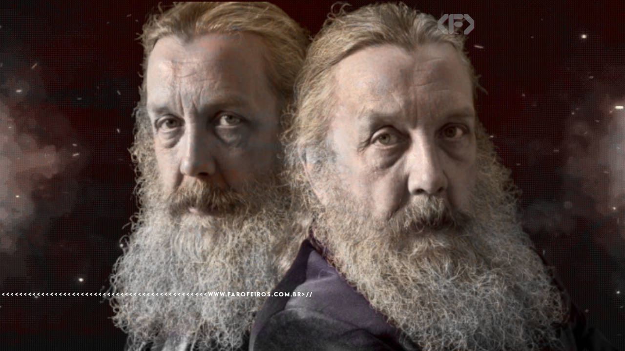 Montagem fotográfica com duas imagens do escritor Alan Moore sobrepostas, sobre fundo escuro avermelhado com partículas de luz. Em ambas, Alan Moore aparece com seu característico cabelo longo grisalho e barba volumosa branca, com expressão séria. Na parte inferior, a marca d'água do site www.farofeiros.com.br