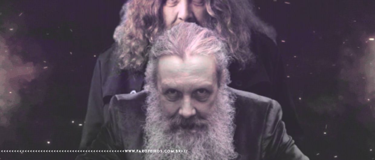 Montagem fotográfica com duas imagens do escritor Alan Moore sobrepostas, sobre fundo escuro arroxeado com partículas de luz. Na imagem de trás, Alan Moore aparece mais jovem, com cabelo castanho longo e ondulado. Na frente, uma versão mais velha, com barba branca volumosa e olhar intenso. Na parte inferior, a marca d'água do site www.farofeiros.com.br