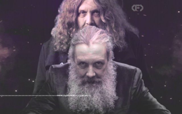 Montagem fotográfica com duas imagens do escritor Alan Moore sobrepostas, sobre fundo escuro arroxeado com partículas de luz. Na imagem de trás, Alan Moore aparece mais jovem, com cabelo castanho longo e ondulado. Na frente, uma versão mais velha, com barba branca volumosa e olhar intenso. Na parte inferior, a marca d'água do site www.farofeiros.com.br