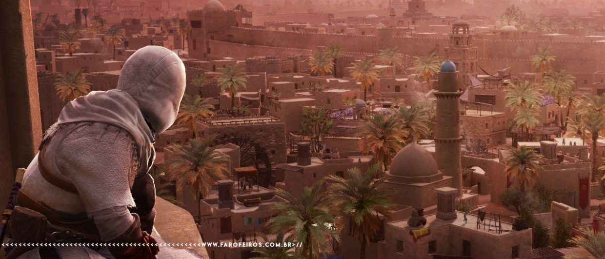 Screenshot do jogo Assassin's Creed Mirage. O protagonista Basim, vestido com a túnica branca e capuz típicos dos assassinos, está agachado em um ponto elevado observando a vasta cidade de Bagdá ao fundo. A cidade é composta por construções de areia, palmeiras, mesquitas com cúpulas azuis e minaretes, sob um céu avermelhado com montanhas ao horizonte. No canto inferior esquerdo, a marca d'água do site www.farofeiros.com.br