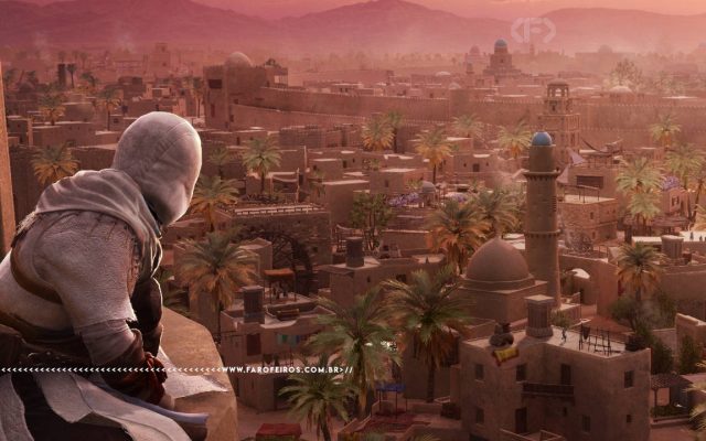 Screenshot do jogo Assassin's Creed Mirage. O protagonista Basim, vestido com a túnica branca e capuz típicos dos assassinos, está agachado em um ponto elevado observando a vasta cidade de Bagdá ao fundo. A cidade é composta por construções de areia, palmeiras, mesquitas com cúpulas azuis e minaretes, sob um céu avermelhado com montanhas ao horizonte. No canto inferior esquerdo, a marca d'água do site www.farofeiros.com.br