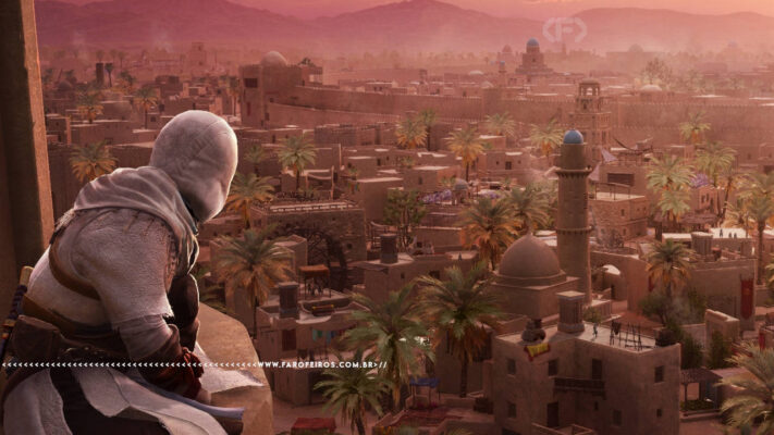 Screenshot do jogo Assassin's Creed Mirage. O protagonista Basim, vestido com a túnica branca e capuz típicos dos assassinos, está agachado em um ponto elevado observando a vasta cidade de Bagdá ao fundo. A cidade é composta por construções de areia, palmeiras, mesquitas com cúpulas azuis e minaretes, sob um céu avermelhado com montanhas ao horizonte. No canto inferior esquerdo, a marca d'água do site www.farofeiros.com.br