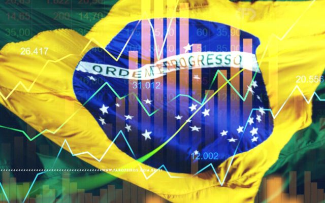 Montagem mostrando a bandeira do Brasil esvoaçante ao fundo com números e gráficos genéricos simulando dados financeiros. Na parte inferior, a marca d'água do site www.farofeiros.com.br