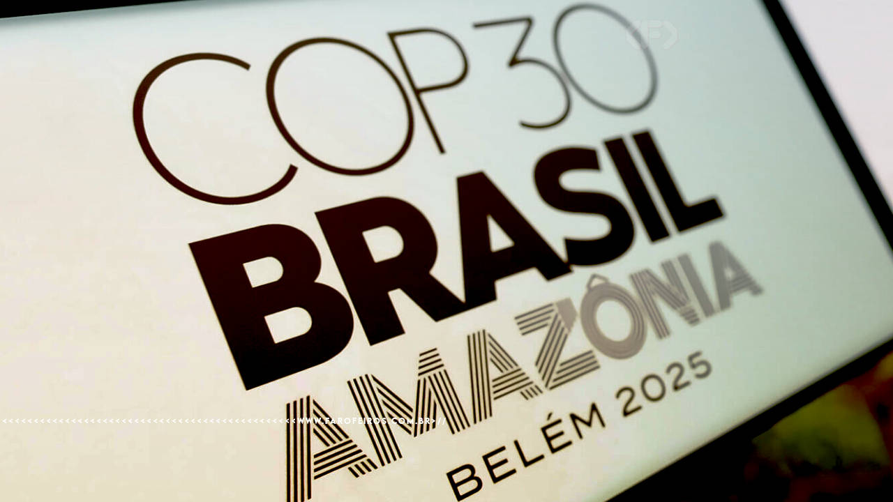 Fotografia em close de uma tela de celular exibindo o logotipo oficial da COP 30. O texto em tons de marrom e preto traz, em ordem: "COP 30", "BRASIL" em negrito, "AMAZÔNIA" em fonte decorativa com estilo indígena/artesanal, e "BELÉM 2025". A imagem está levemente inclinada, com fundo claro e a marca d'água do site www.farofeiros.com.br na parte inferior