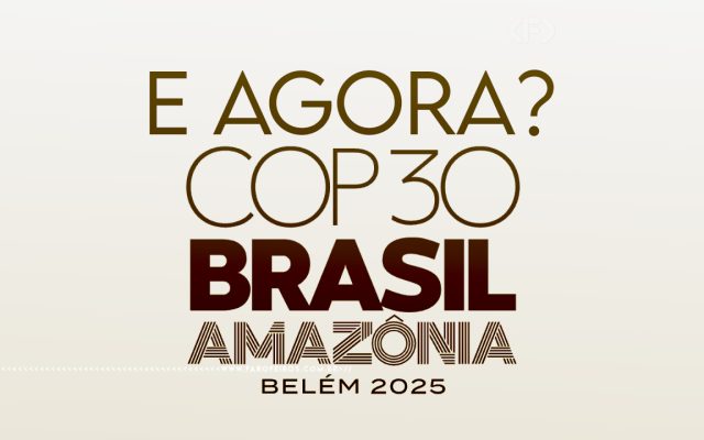 Imagem com fundo bege claro e texto centralizado em tons de marrom. No topo, a pergunta "E agora?" em fonte fina. Abaixo, "COP 30" em fonte média, seguido de "BRASIL" em letras grandes e negrito escuro. Na sequência, "AMAZÔNIA" em fonte decorativa com estilo indígena/artesanal, e por último "BELÉM 2025" em letras menores. No canto inferior, a marca d'água do site www.farofeiros.com.br