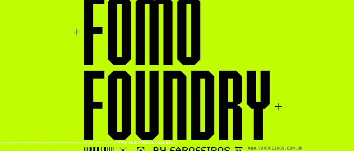 Imagem com fundo verde-limão vibrante exibindo o logotipo "FOMO FOUNDRY" em letras pretas grandes e condensadas. Pequenos símbolos de cruz (+) decoram os cantos. Na faixa inferior preta, ícones estilizados de código de barras, redes sociais e a assinatura "BY FAROFEIROS" com o endereço www.farofeiros.com.br. Na parte inferior, a marca d'água do site www.farofeiros.com.br