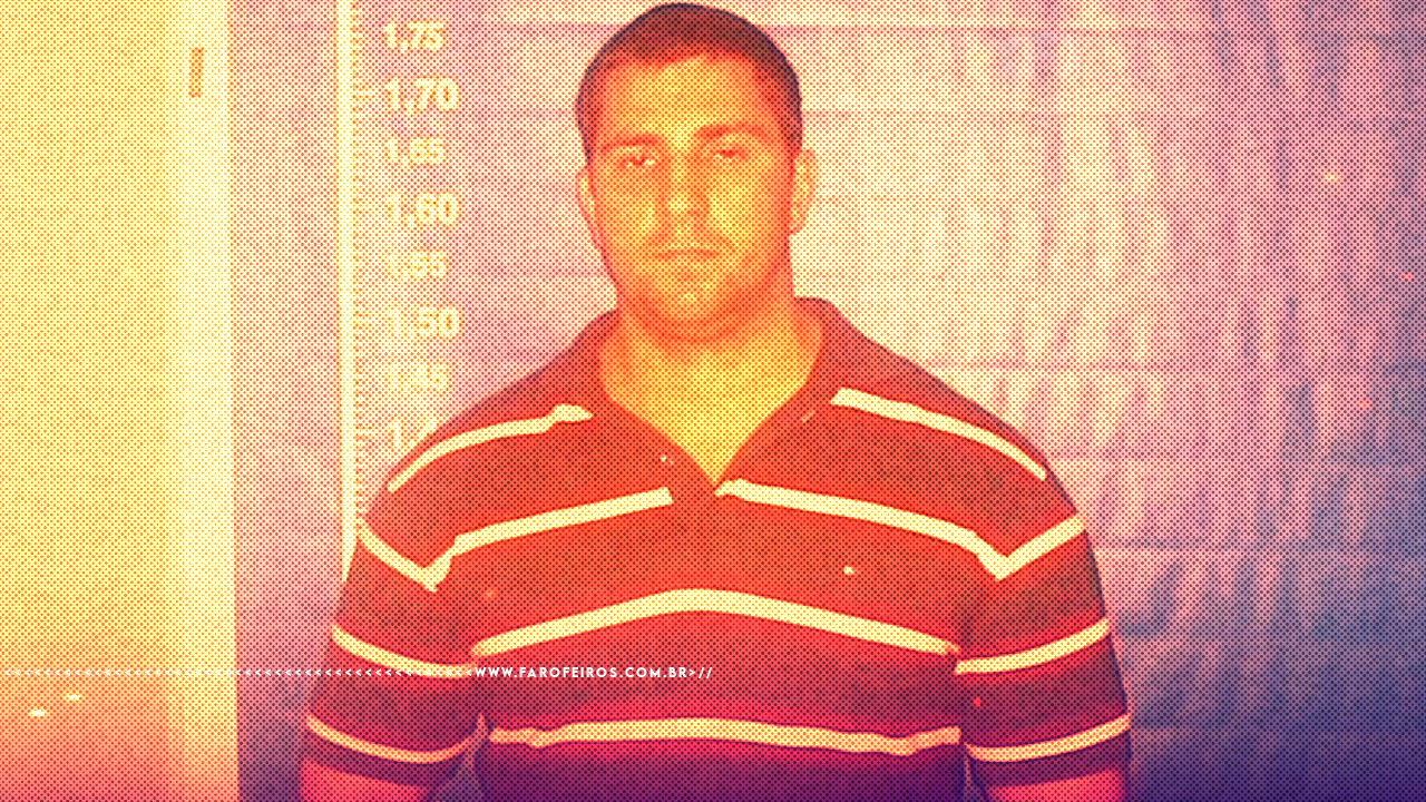 Foto policial (mugshot) com filtro avermelhado mostrando Adriano da Nóbrega, homem jovem de cabelo curto escuro e camiseta listrada vermelha e branca, posicionado diante de uma régua de medição de altura.