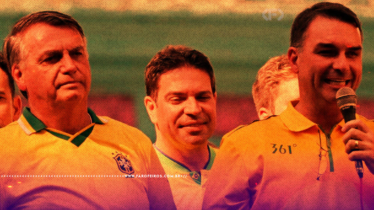 Fotografia com filtro laranja e vermelho mostrando três homens usando camisas amarelas da seleção brasileira em um evento. À esquerda, Jair Bolsonaro; ao centro, Alexandre Ramagem; à direita, Flávio Bolsonaro segurando um microfone.