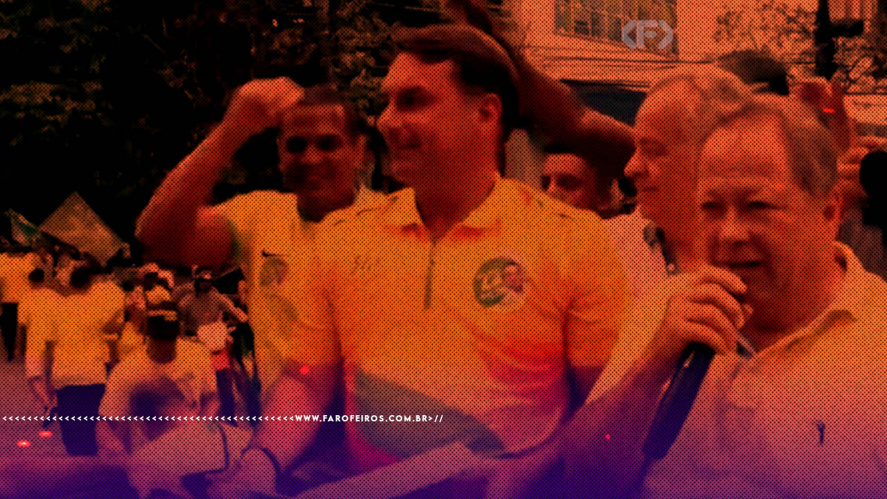 Fotografia com filtro laranja e roxo em ambiente externo, mostrando Flávio Bolsonaro ao centro com camisa polo amarela, ladeado por Chiquinho Brazão, em um evento com outras pessoas ao fundo.