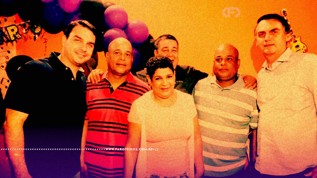 Fotografia com filtro laranja e rosa mostrando um grupo de cinco pessoas posando juntas em uma festa, com balões coloridos ao fundo. À esquerda, Flávio Bolsonaro; à direita, Jair Bolsonaro. Entre eles, Val Meliga e os irmãos Alan e Alex Rodrigues de Oliveira