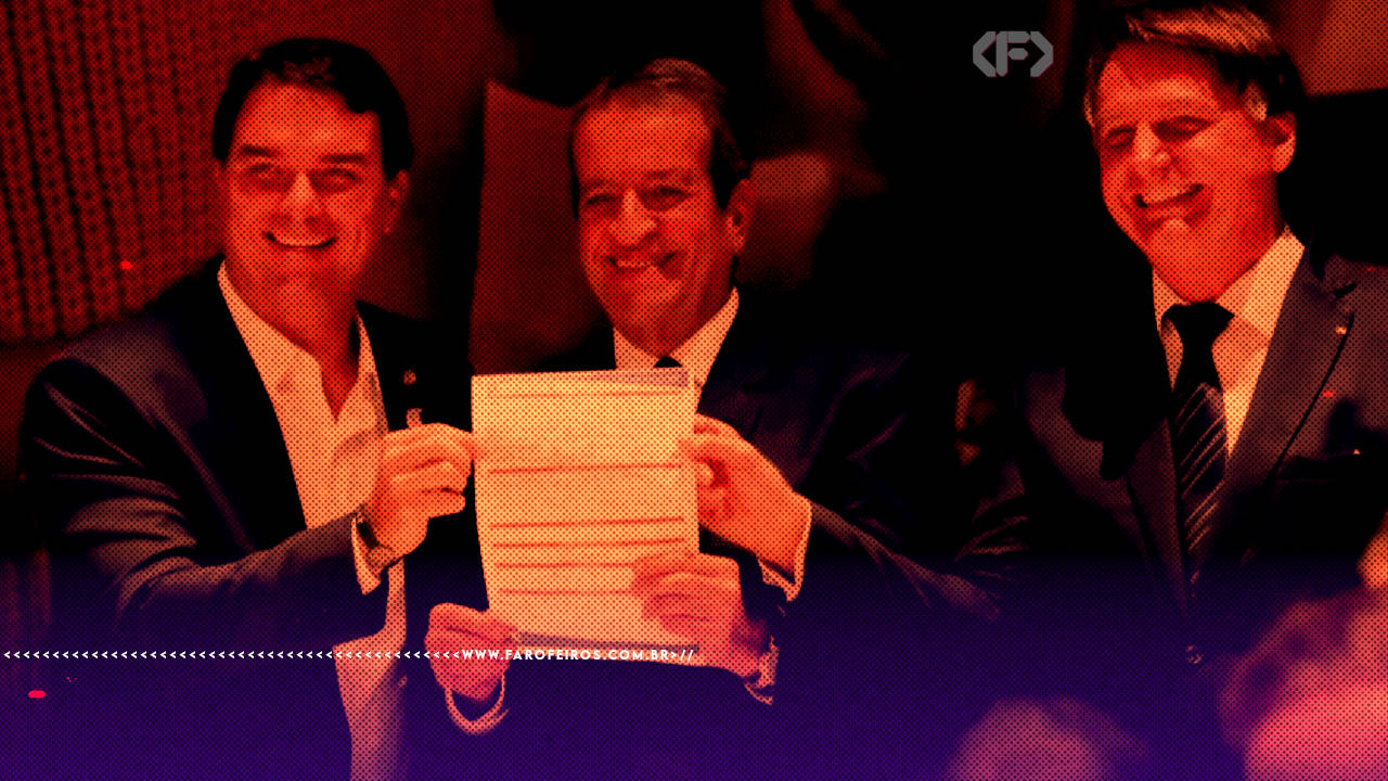 Fotografia com filtro vermelho e roxo mostrando três homens de terno sorrindo. Ao centro, Waldemar Costa Neto segura um documento. À esquerda, Flávio Bolsonaro; à direita, Jair Bolsonaro de gravata listrada.