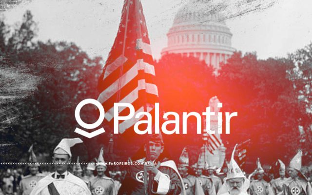 Montagem com filtro vermelho sobre fotografia em preto e branco mostrando uma marcha da Ku Klux Klan em frente ao Capitólio dos Estados Unidos, com membros usando seus chapéus (mas com o rosto aparente) carregando bandeiras americanas. Sobre a imagem, o logotipo branco da empresa Palantir em destaque. Na parte inferior, a marca d'água do site www.farofeiros.com.br