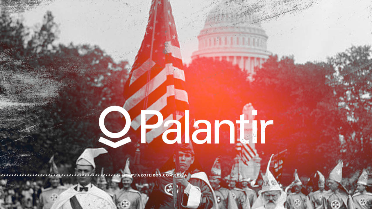 Montagem com filtro vermelho sobre fotografia em preto e branco mostrando uma marcha da Ku Klux Klan em frente ao Capitólio dos Estados Unidos, com membros usando seus chapéus (mas com o rosto aparente) carregando bandeiras americanas. Sobre a imagem, o logotipo branco da empresa Palantir em destaque. Na parte inferior, a marca d'água do site www.farofeiros.com.br