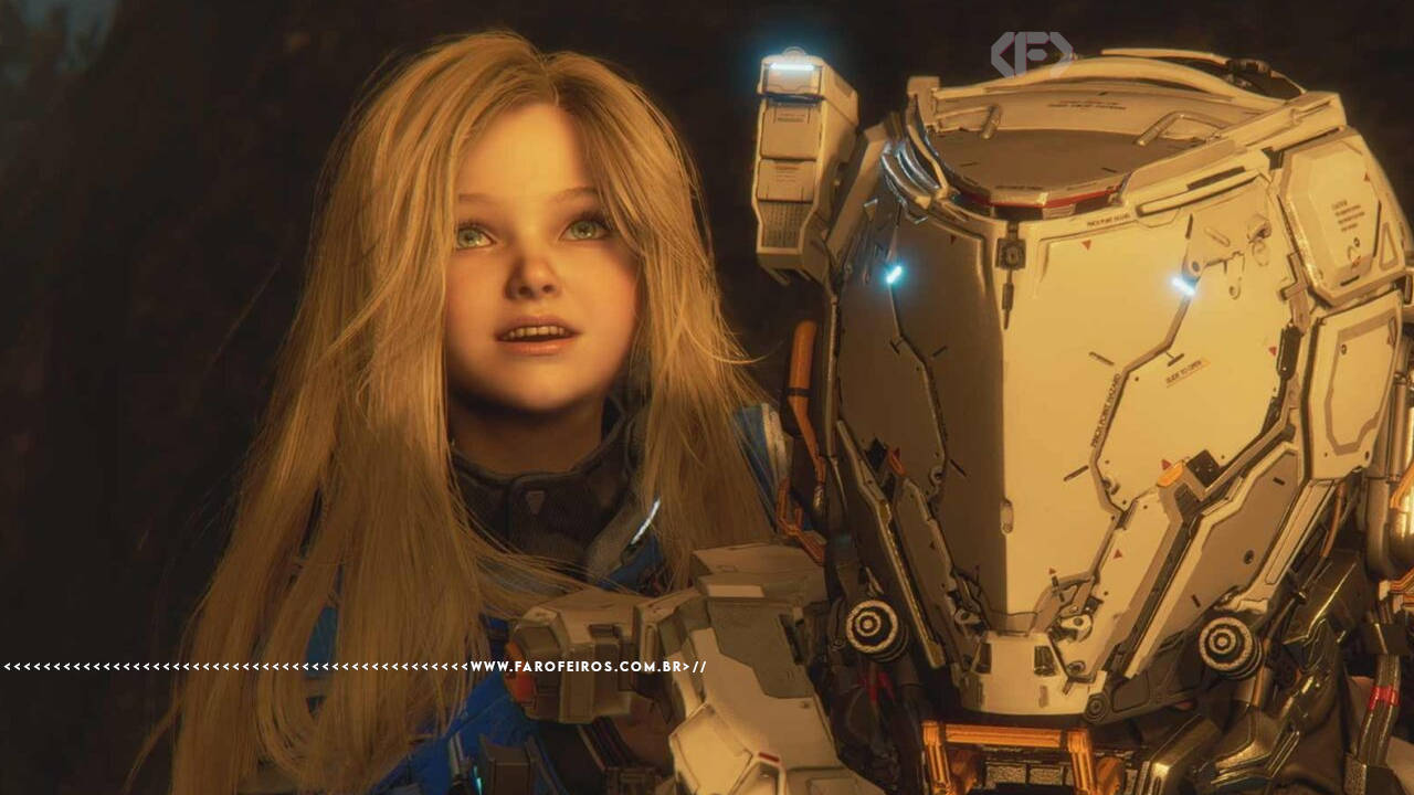 Cena do jogo Pragmata da Capcom. Diana, uma menina de cabelos loiros longos e olhos verdes olha para cima com expressão de admiração, vestindo uma roupa tecnológica azul que mais parece uma japona. Ela está nas costas do astronauta. Na cena se vê o ombro e capacete do astronauta com armadura branca futurista com detalhes em laranja e luzes azuis. Na parte inferior, a marca d'água do site www.farofeiros.com.br