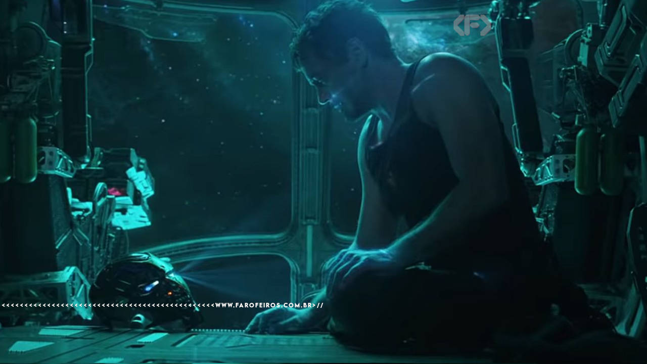 Cena do filme Vingadores: Ultimato com iluminação esverdeada. Tony Stark, de regata escura, está sentado no interior de uma nave espacial, curvado em posição de desânimo. Ao fundo, uma janela revela o espaço sideral. À esquerda, o capacete de Homem de Ferro repousa no chão. Na parte inferior, a marca d'água do site www.farofeiros.com.br