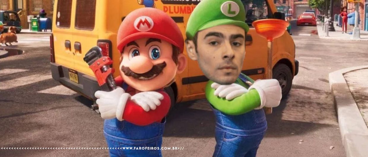 Montagem humorística com cena do filme "Super Mario Bros." (2023): Mario animado à esquerda e, no lugar de Luigi, o rosto de um homem real fotomontado sobre o personagem animado com roupa verde e boné com "L". O rosto é de Luigi Mangione. Ao fundo, a van amarela da Mario Bros. Plumbing. Marca d'água do site Farofeiros.com.br na parte inferior.