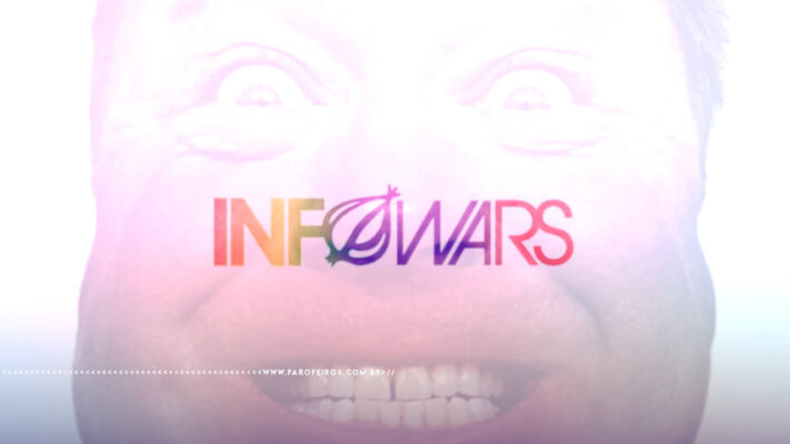 Montagem mostrando o novo símbolo colorido dom INFOWARS com uma cebola no lugar da letra "O", ao fundo é possível ver uma figura fazendo uma careta, quase sorrindo. Se trata de Alex Jones, conspiracionista de extrema direita que perdeu direito ao site. Na parte inferior, a marca d'água do site www.farofeiros.com.br