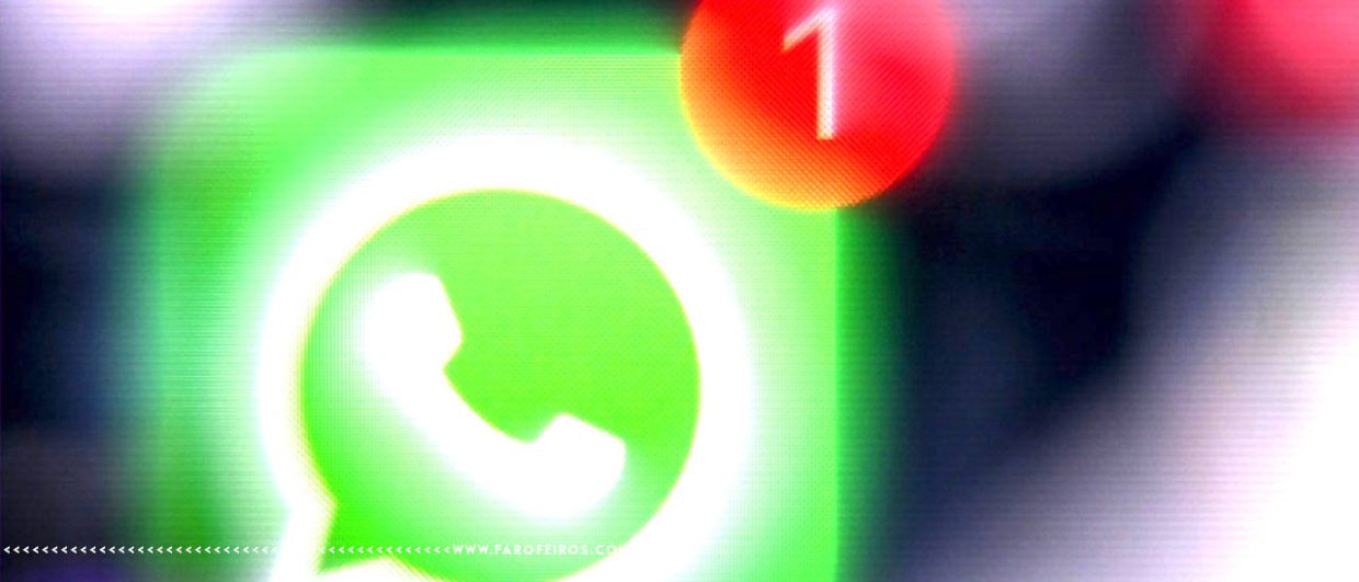 Imagem que retrata uma tela de celular mostrando em destaque o ícone do aplicativo Whatsapp com uma notificação vermelha. No canto superior direito, o logotipo do Farofeiros. Na parte inferior, a marca d'água do site www.farofeiros.com.br