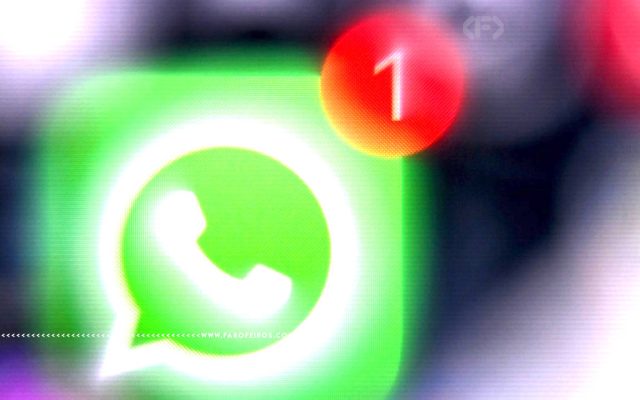 Imagem que retrata uma tela de celular mostrando em destaque o ícone do aplicativo Whatsapp com uma notificação vermelha. No canto superior direito, o logotipo do Farofeiros. Na parte inferior, a marca d'água do site www.farofeiros.com.br