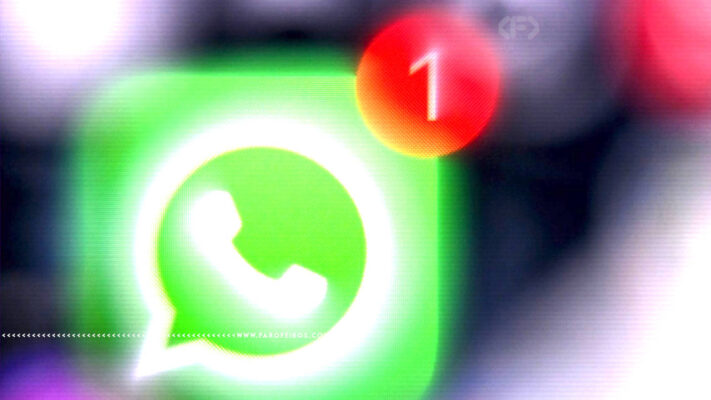 Imagem que retrata uma tela de celular mostrando em destaque o ícone do aplicativo Whatsapp com uma notificação vermelha. No canto superior direito, o logotipo do Farofeiros. Na parte inferior, a marca d'água do site www.farofeiros.com.br