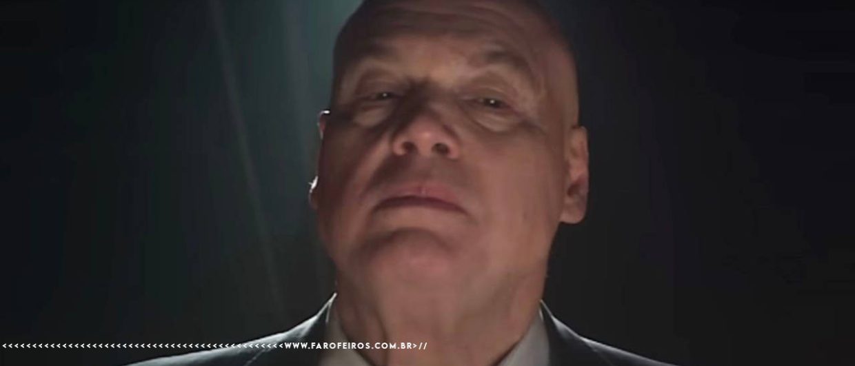 Close dramático de Wilson Fisk em ambiente escuro, com iluminação intensa sobre o rosto, transmitindo uma presença ameaçadora. Captura da série do Demolidor.