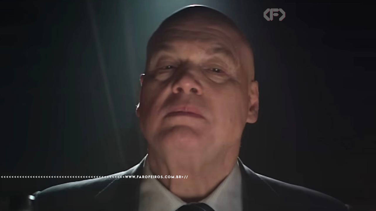 Close dramático de Wilson Fisk em ambiente escuro, com iluminação intensa sobre o rosto, transmitindo uma presença ameaçadora. Captura da série do Demolidor.