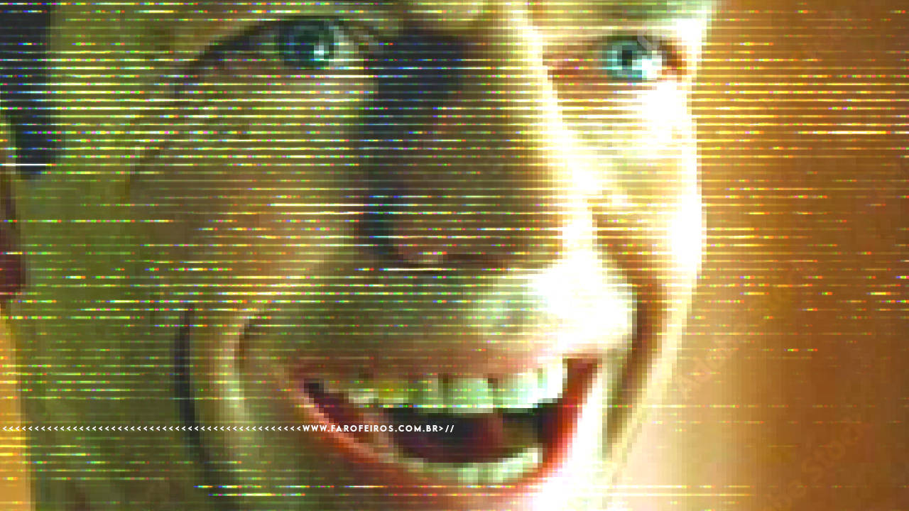 Foco no rosto de Agente Smith de Matrix sorri de maneira exagerada sem seus famosos óculos escuros. Um efeito de glitch aparece em toda a imagem. Na parte inferior, a marca d'água do site www.farofeiros.com.br