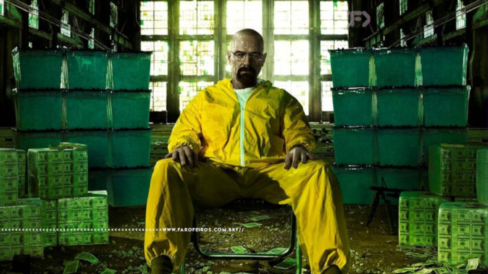 Poster promocional da série Breaking Bad com Walter White, de roupa de proteção amarela, óculos e cabeça raspada, está sentado em uma cadeira no centro de um galpão abandonado, cercado por pilhas de dinheiro e notas espalhadas pelo chão. Ao fundo, janelas industriais com luz esverdeada. Expressão é séria e imponente. Na parte inferior, a marca d'água do site www.farofeiros.com.br