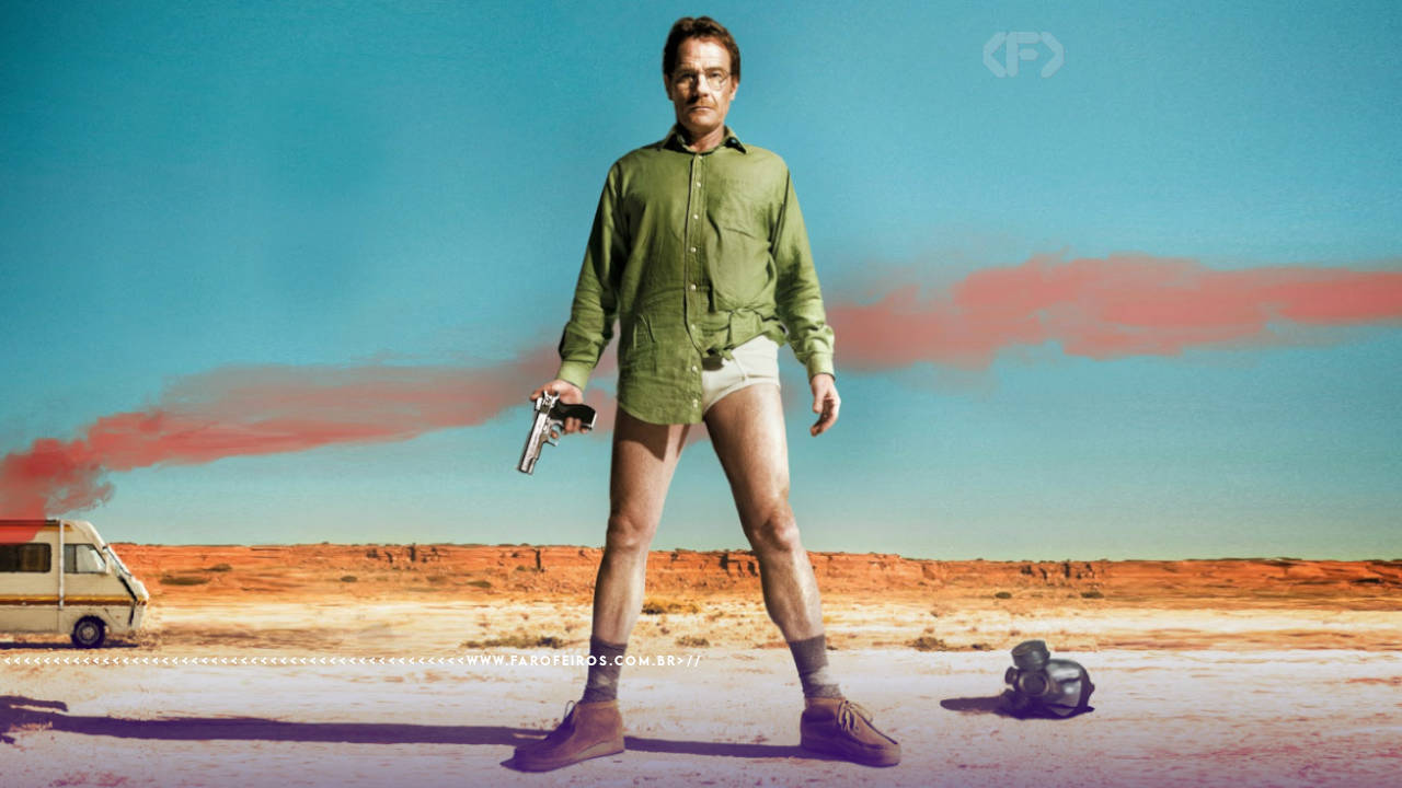 Imagem da série Breaking Bad com Walter White de pé no meio do deserto do Novo México, usando camisa verde, cueca branca, meias e sapatos, segurando uma pistola na mão direita. Ao fundo, um trailer com fumaça vermelha saindo e uma máscara de proteção de gás no chão. Céu azul com nuvens rosadas. Na parte inferior, a marca d'água do site www.farofeiros.com.br