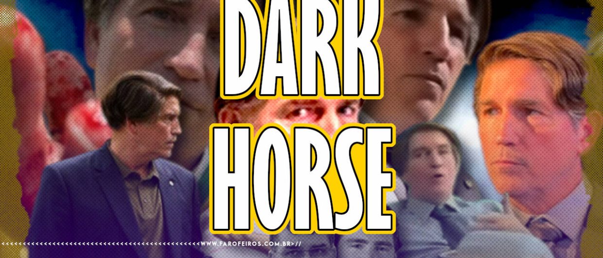 Montagem com diversas imagens do personagem Jair Bolsonaro, do filme Dark Horse, interpretado por Jim Caviezel com uma peruca esquisita. Ao centro vemos o título DARK HORSE com bordas amarelas e com um Jim olhando para o espectador entre as palavras. Abaixo é possível ver a imagem dos produtores financeiros Flávio Bolsonaro e Daniel Vorcaro. Na parte inferior, a marca d'água do site www.farofeiros.com.br