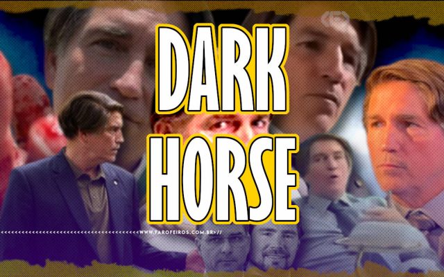 Montagem com diversas imagens do personagem Jair Bolsonaro, do filme Dark Horse, interpretado por Jim Caviezel com uma peruca esquisita. Ao centro vemos o título DARK HORSE com bordas amarelas e com um Jim olhando para o espectador entre as palavras. Abaixo é possível ver a imagem dos produtores financeiros Flávio Bolsonaro e Daniel Vorcaro. Na parte inferior, a marca d'água do site www.farofeiros.com.br