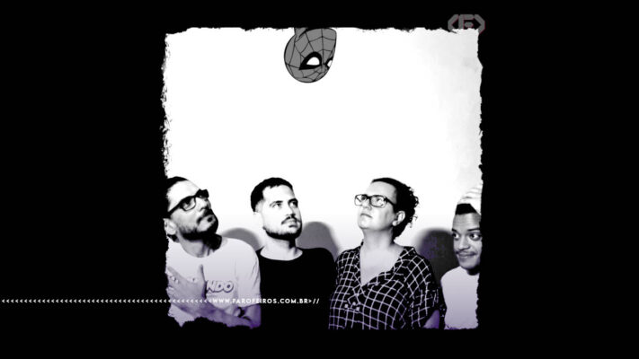 Rodrigo Castro, Pedro Octávio, Paola Costa e José Fernando em montagem que os coloca olhando para cima para uma cabeça de Homem Aranha - que representa Highlander Firak. A arte imita uma capa de algum disco dos anos 2000. Esta é a equipe do FAROFEIROS. Na parte inferior, a marca d'água do site www.farofeiros.com.br