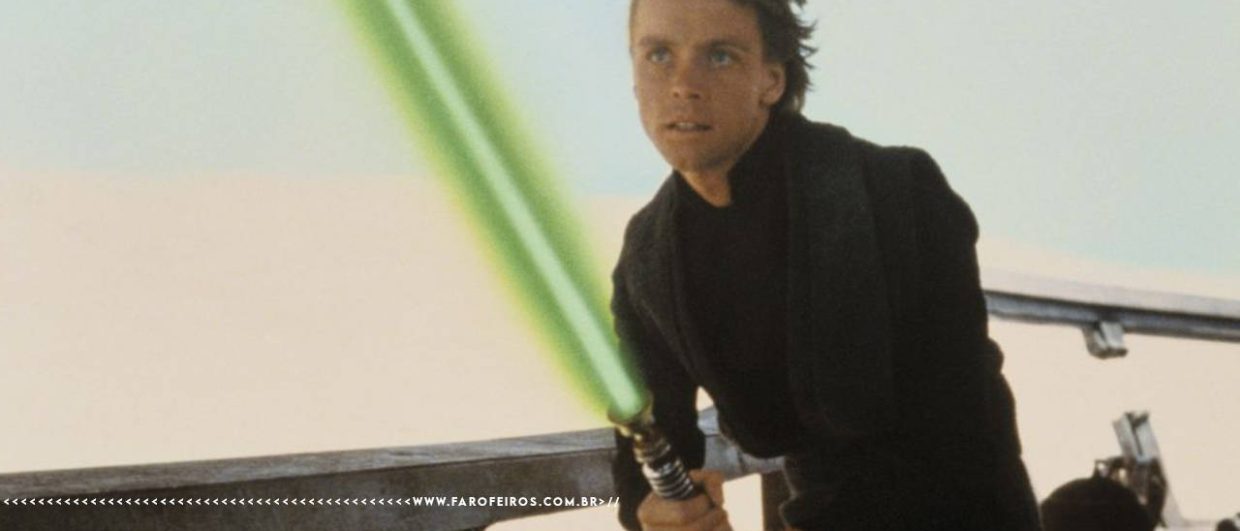 Cena de Star Wars: O Retorno de Jedi. Luke Skywalker jovem, de roupa preta, segura seu sabre de luz verde com ambas as mãos em posição de combate, com expressão tensa. O cenário é um deserto com o fundo claro e desfocado. Na parte inferior, a marca d'água do site www.farofeiros.com.br