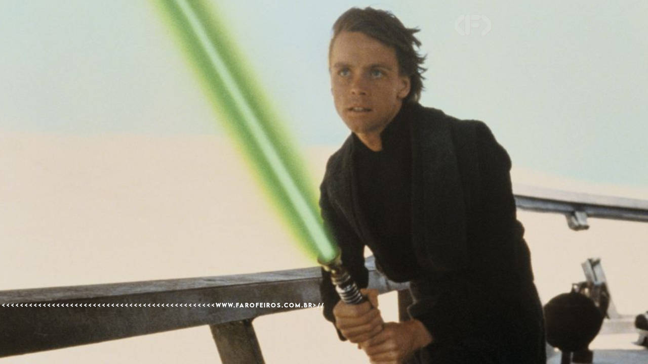 Cena de Star Wars: O Retorno de Jedi. Luke Skywalker jovem, de roupa preta, segura seu sabre de luz verde com ambas as mãos em posição de combate, com expressão tensa. O cenário é um deserto com o fundo claro e desfocado. Na parte inferior, a marca d'água do site www.farofeiros.com.br