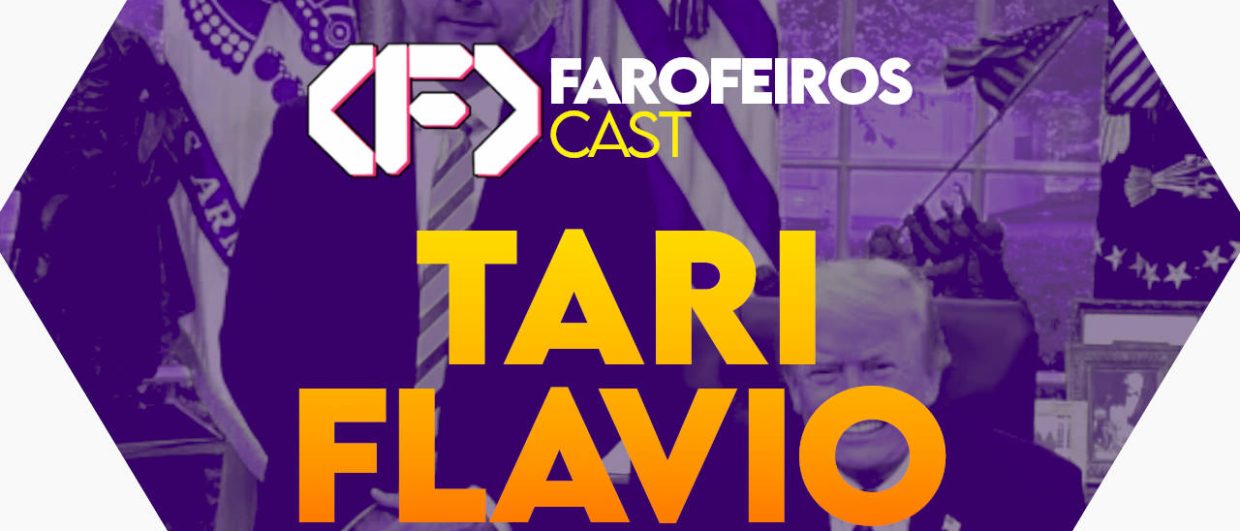 Capa do episódio 72 do Farofeiros Cast em um hexágono roxo e bordas brancas. No centro, o título do episódio em letras grandes amarelas e laranja: "TARIFLAVIO". Ao fundo se pode ver uma foto do Salão Oval estadunidense com Donald Trump sentado e Flavio Bolsonaro em pé. Na faixa inferior o endereço farofeiros.com.br.