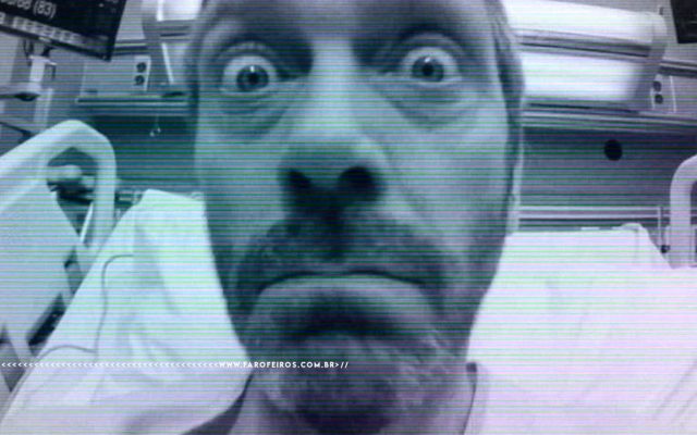Cena da série House MD com o personagem olhando em direção do espectador com um olhar assustado deitado em uma cama de hospital. Um filtro de TV antiga em tons azuis. Na parte inferior, a marca d'água do site www.farofeiros.com.br